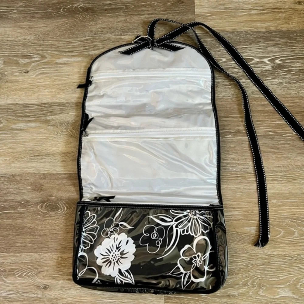 Hanging makeup bag